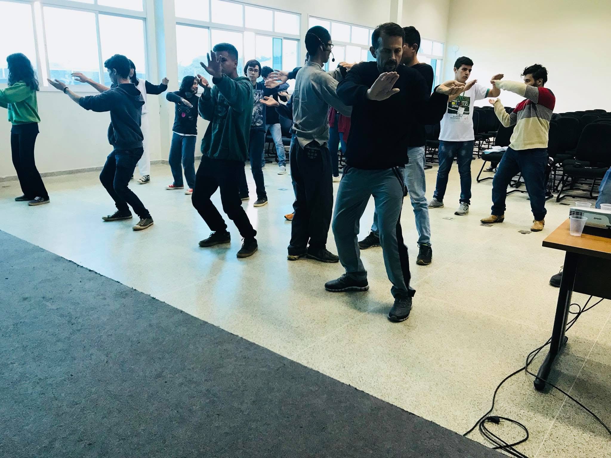 Dr. Kai conduzindo aula de Tai Chi