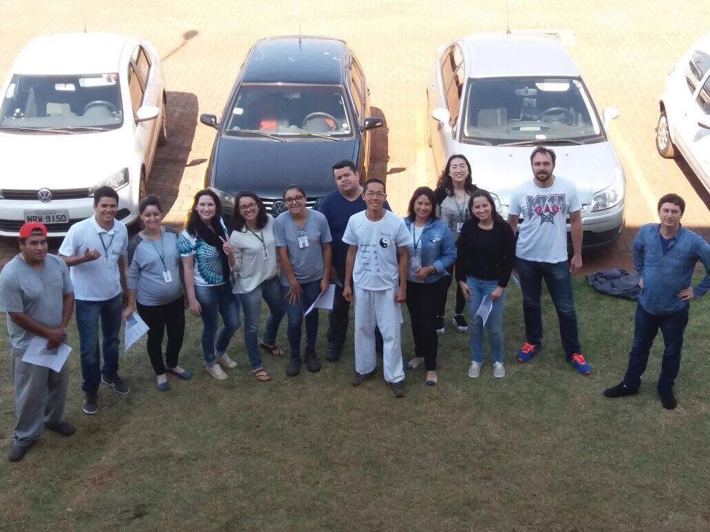 Dr. Kai com pacientes e alunos